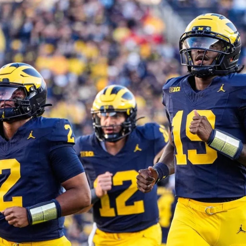 عکس USA امروز تصاویر ورزشی. میشیگان برایس آندروود (19) ، راست و خط حمله جدین دیویس (2) ، در سمت چپ ، قبل از مسابقه نیومکزیکو در ورزشگاه میشیگان در آن آربور روز شنبه 30 اوت 2025 گرم شد.