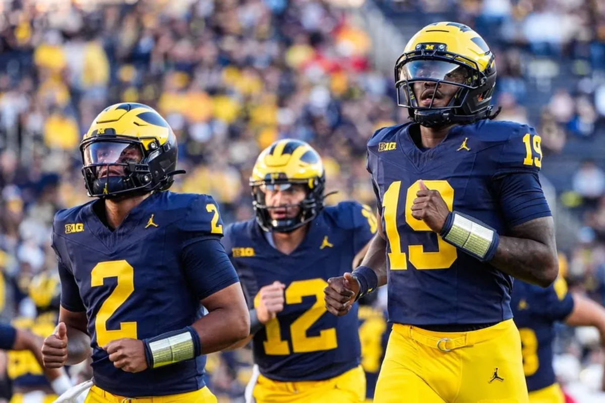 عکس USA امروز تصاویر ورزشی. میشیگان برایس آندروود (19) ، راست و خط حمله جدین دیویس (2) ، در سمت چپ ، قبل از مسابقه نیومکزیکو در ورزشگاه میشیگان در آن آربور روز شنبه 30 اوت 2025 گرم شد.