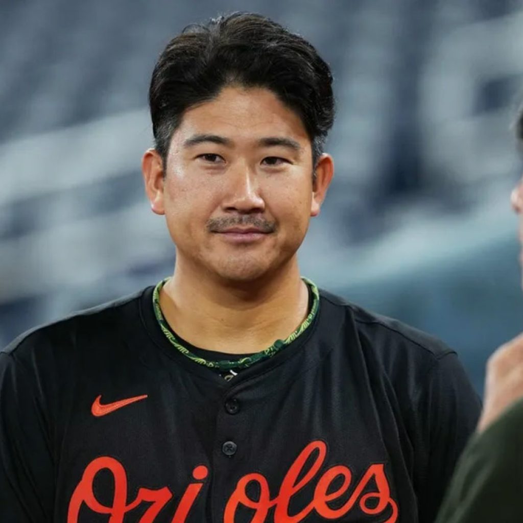 28 مارس 2025 ؛ تورنتو ، انتاریو ، CAN ؛ نفت های بالتیمور که پارچ Sugano Tomoyuki (19) را شروع می کند ، در طول شوخی ها قبل از مسابقه مقابل تورنتو آبی جیز در مرکز راجرز صحبت می کند. اعتبار اجباری: تصاویر نیک ترکیه-ایماگن