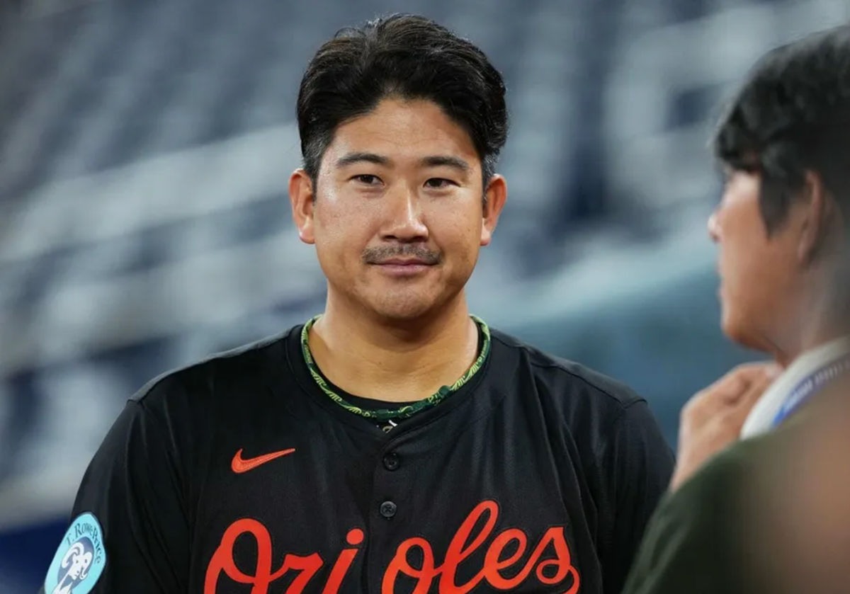 28 مارس 2025 ؛ تورنتو ، انتاریو ، CAN ؛ نفت های بالتیمور که پارچ Sugano Tomoyuki (19) را شروع می کند ، در طول شوخی ها قبل از مسابقه مقابل تورنتو آبی جیز در مرکز راجرز صحبت می کند. اعتبار اجباری: تصاویر نیک ترکیه-ایماگن