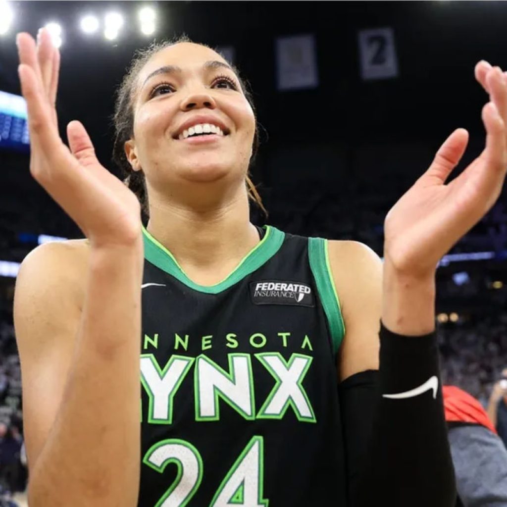 18 اکتبر 2024 ؛ مینیاپولیس ، مینه سوتا ، ایالات متحده ؛ مهاجم سیاهگوش مینسوتا نافسی کولی (24) پس از اولین بازی فینال WNBA سال 2024 دوباره در نیویورک لیبرتی در مرکز هدف ، پیروزی خود را برای پیروزی خود کسب می کند. اعتبار اجباری: Matt Krohn-Immagn تصاویر