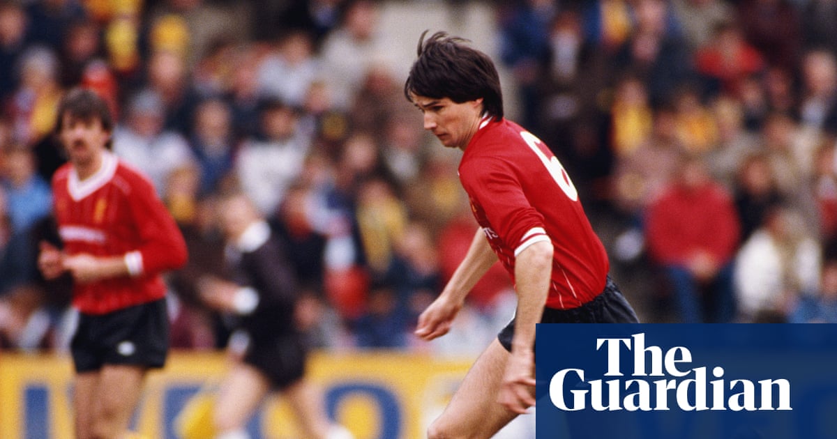 چه تیم هایی را در یک بازی یکپارچه از سه کیت مختلف پوشیده اند؟ | فوتبال