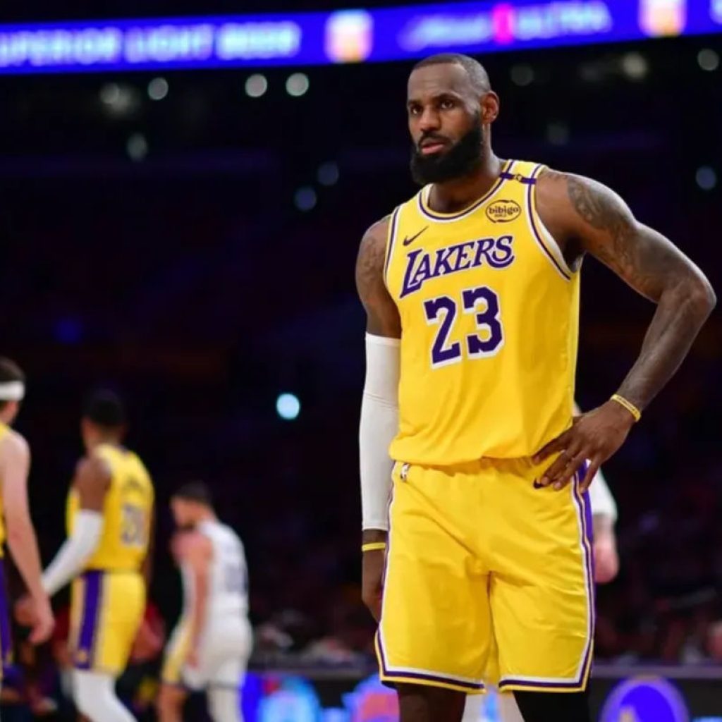 3 آوریل 2025 ؛ لس آنگلز ، کالیفرنیا ، ایالات متحده ؛ LeBron James (23) توسط Los Angles Lakers در نیمه دوم Crypto.com Arena. اعتبار اجباری: Gary A. Vasquez-Immagn تصاویر
