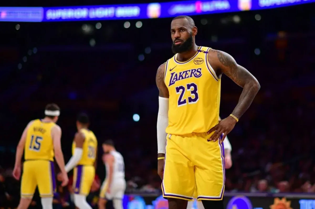 3 آوریل 2025 ؛ لس آنگلز ، کالیفرنیا ، ایالات متحده ؛ LeBron James (23) توسط Los Angles Lakers در نیمه دوم Crypto.com Arena. اعتبار اجباری: Gary A. Vasquez-Immagn تصاویر