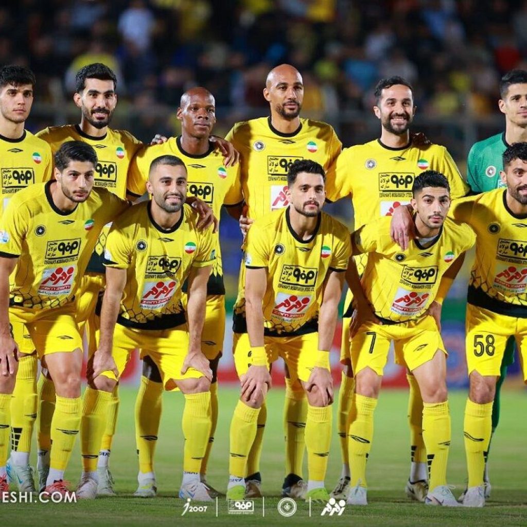 بوسه روی دست مادر ؛ زیباترین عکس هفته فوتبال ایران