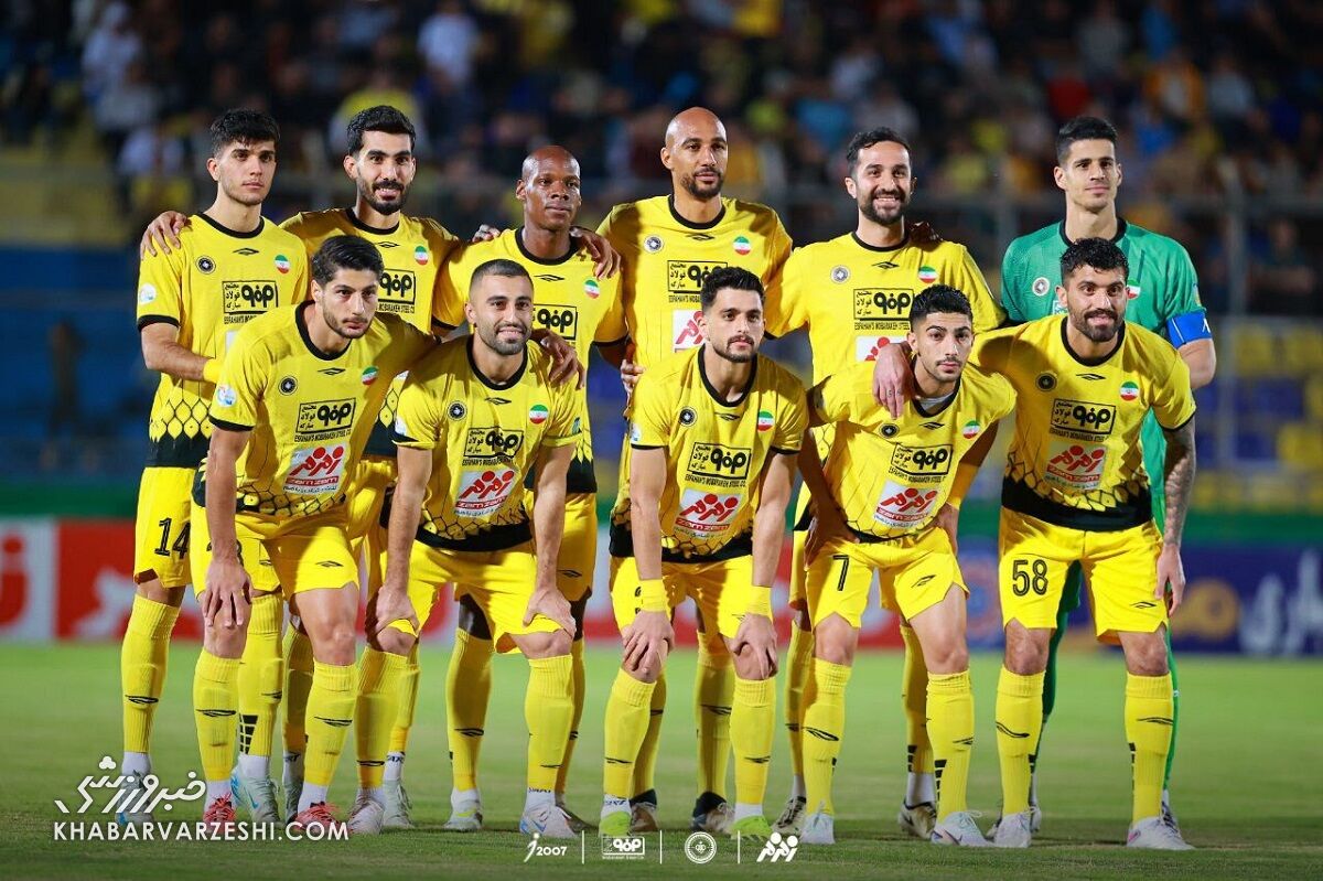 بوسه روی دست مادر ؛ زیباترین عکس هفته فوتبال ایران