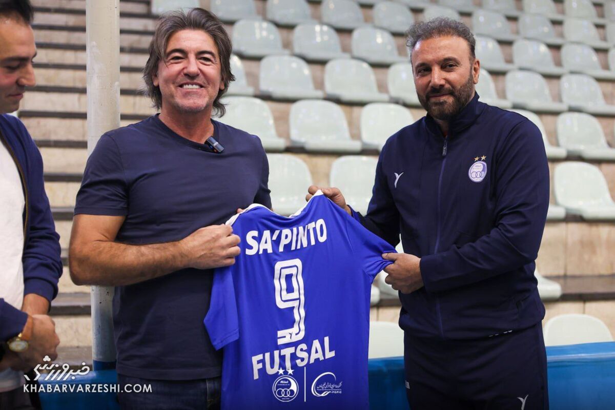 هدیه مربی استقلال به سرمربی استقلال!/ واکنش اسطوره تیم ملی به دیدن ساپینتو! + عکس