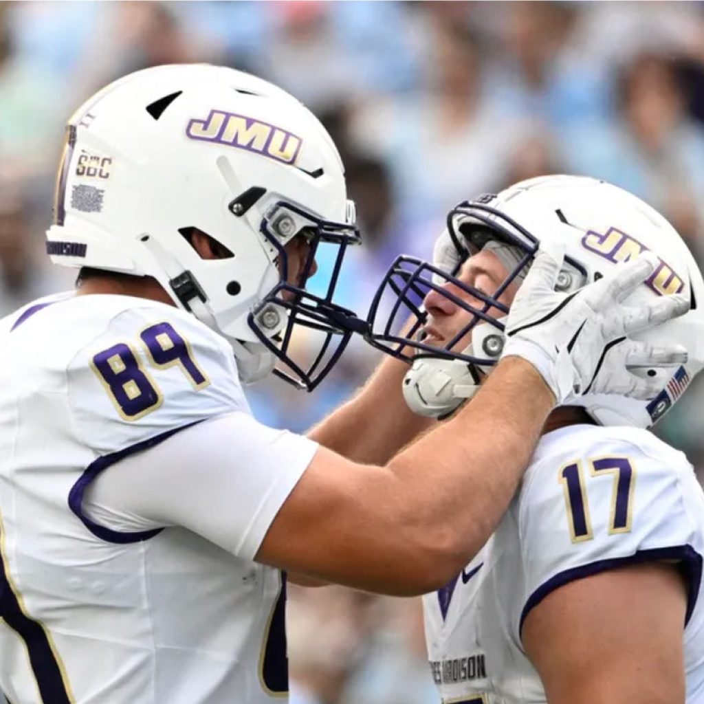 21 سپتامبر 2024; چپل هیل، کارولینای شمالی، ایالات متحده; تیلور تامپسون (17 ساله) از جیمز مدیسون دوکز پس از گلزنی در کوارتر دوم در استادیوم کنان مموریال، به جاش فیفر (89) با یک ضربه محکم واکنش نشان داد. اعتبار اجباری: تصاویر باب دانان-ایگن